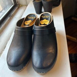Swedish hasbeens - Navy Leather Clogs